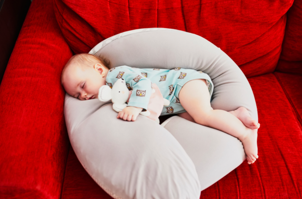Coussin bébé : quand bébé peut-il avoir un oreiller ? 
