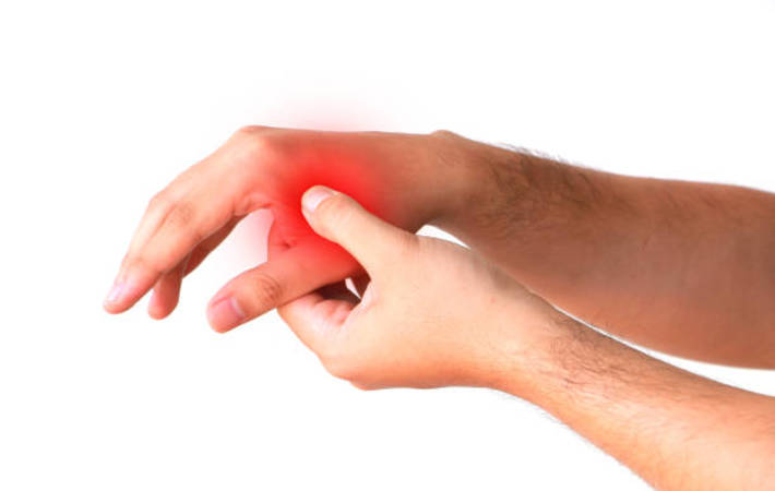 Douleur à la main, 8 causes de douleur à la main & Quand voir un médecin